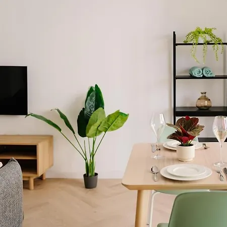 Mainstreet Designer 11 Apartment
