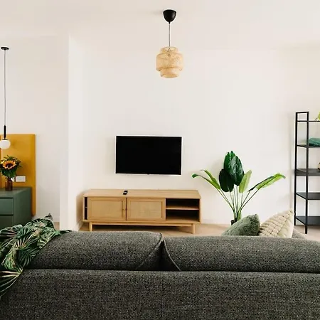 Mainstreet Designer 11 Apartment